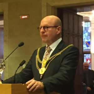 Auf dem Bild ist der Bürgermeister Markus Lewe zu sehen. Er steht an einem Sprechpult im Rathaus.
