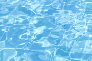 Das Bild zeigt hellblaues Wasser in einem Schwimmbecken.